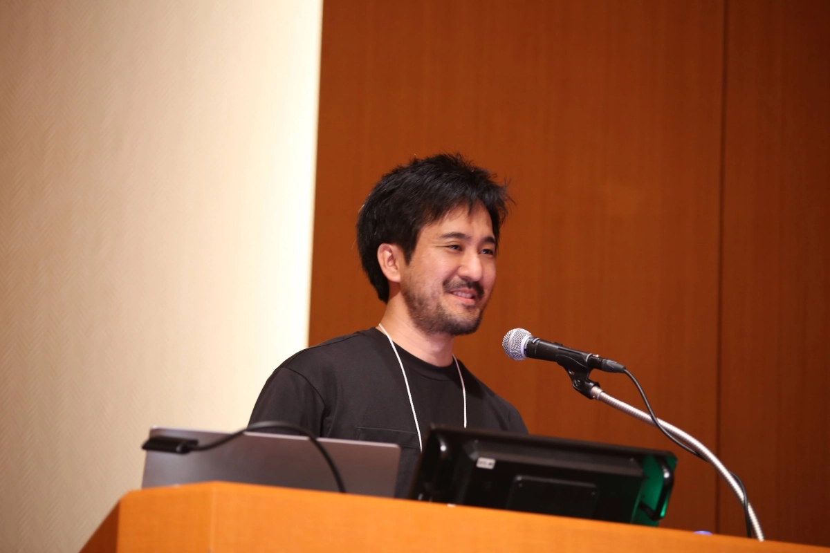 Naoto Usuyama speaking at a conference